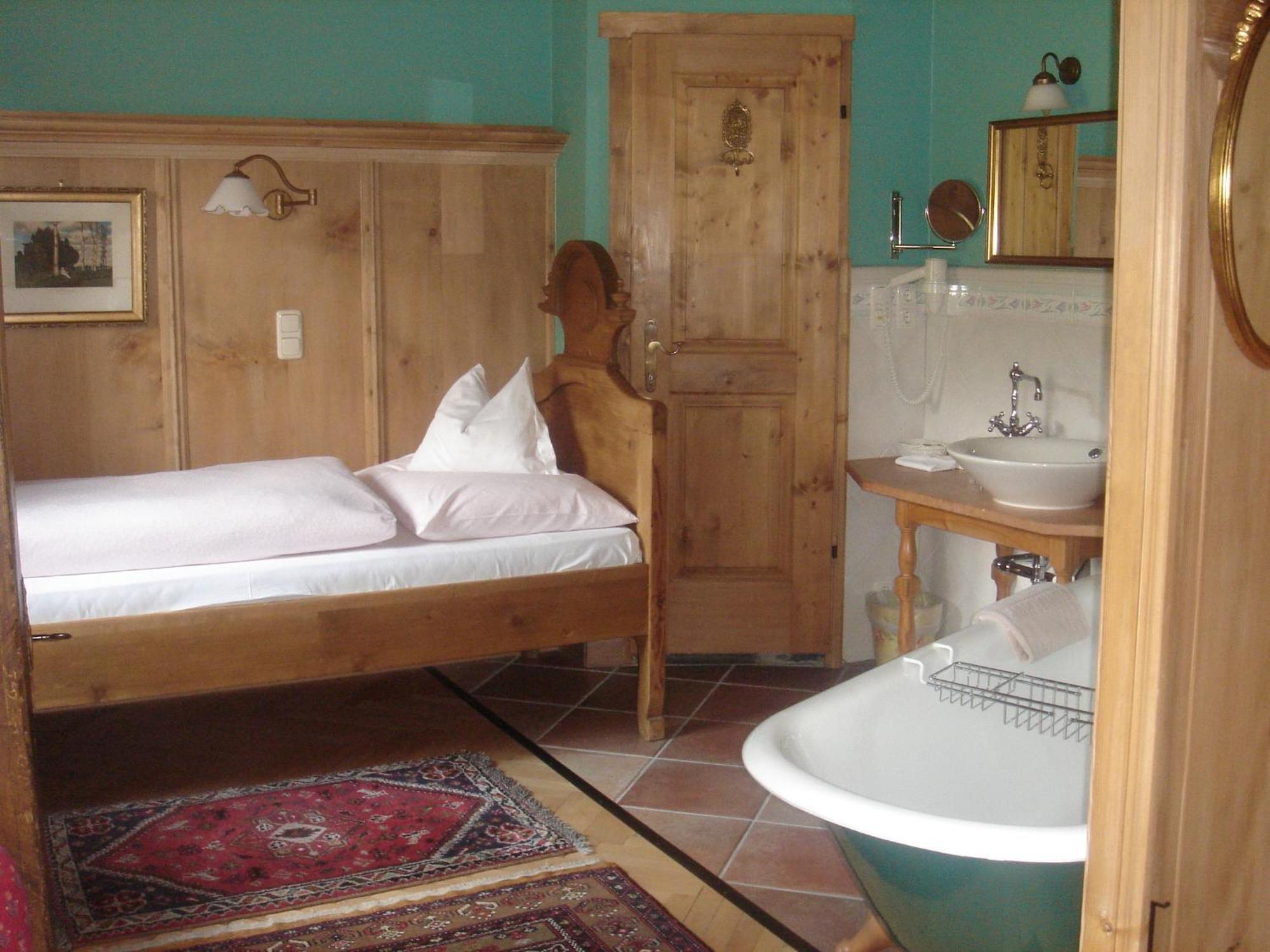 Romantikhotel Almtalhof Gruenau im Almtal Room photo